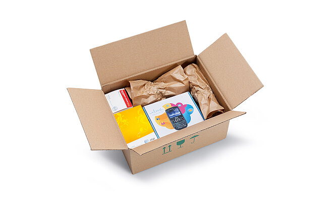 [Translate to International:] Ein Karton mit einer Handyverpackung und braunen Papierpolstern