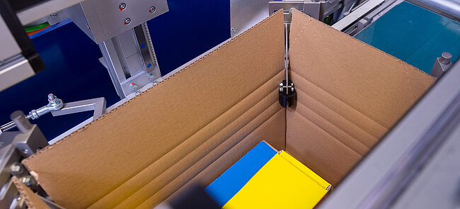 
			Bild von einem Karton in einer Verpackungsmaschine.