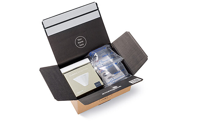 Sichere Versandverpackung mit Schutzpolsterung und Luftpolsterfolie.