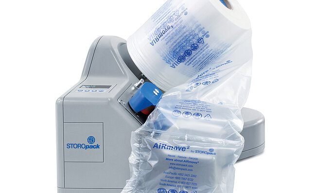 Eine kompakte graue Maschine befüllt Luftpolsterfolie mit Luft