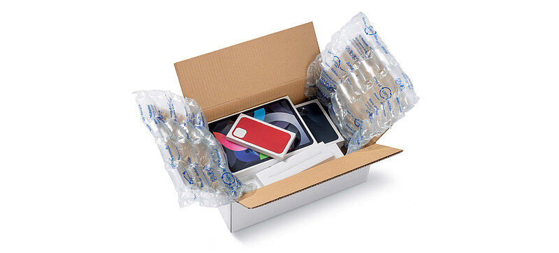 Offener Karton mit Luftpolsterfolie