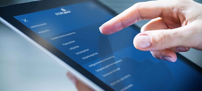 
			A tablet on which the Storopack website is open, and a hand